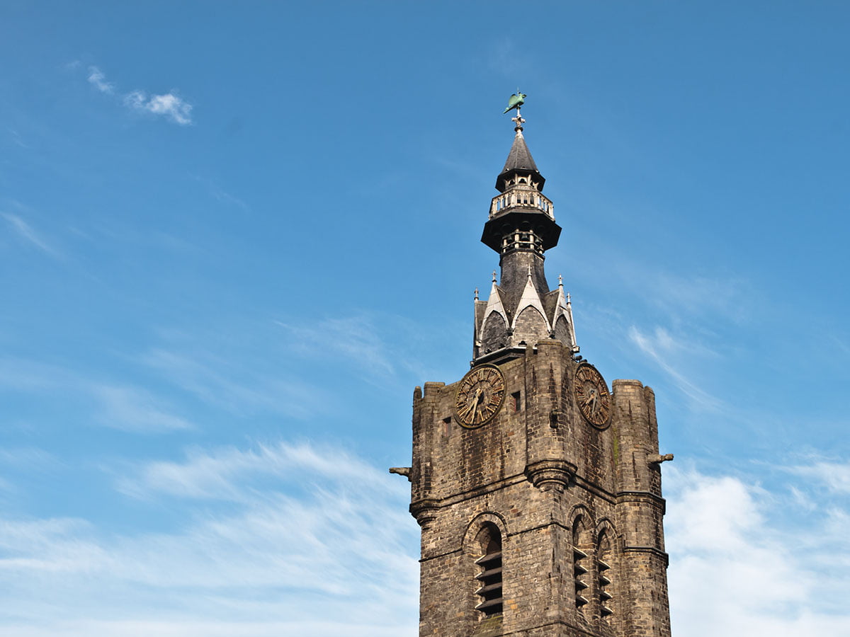 Haut du beffroi de Béthune sous un ciel bleu