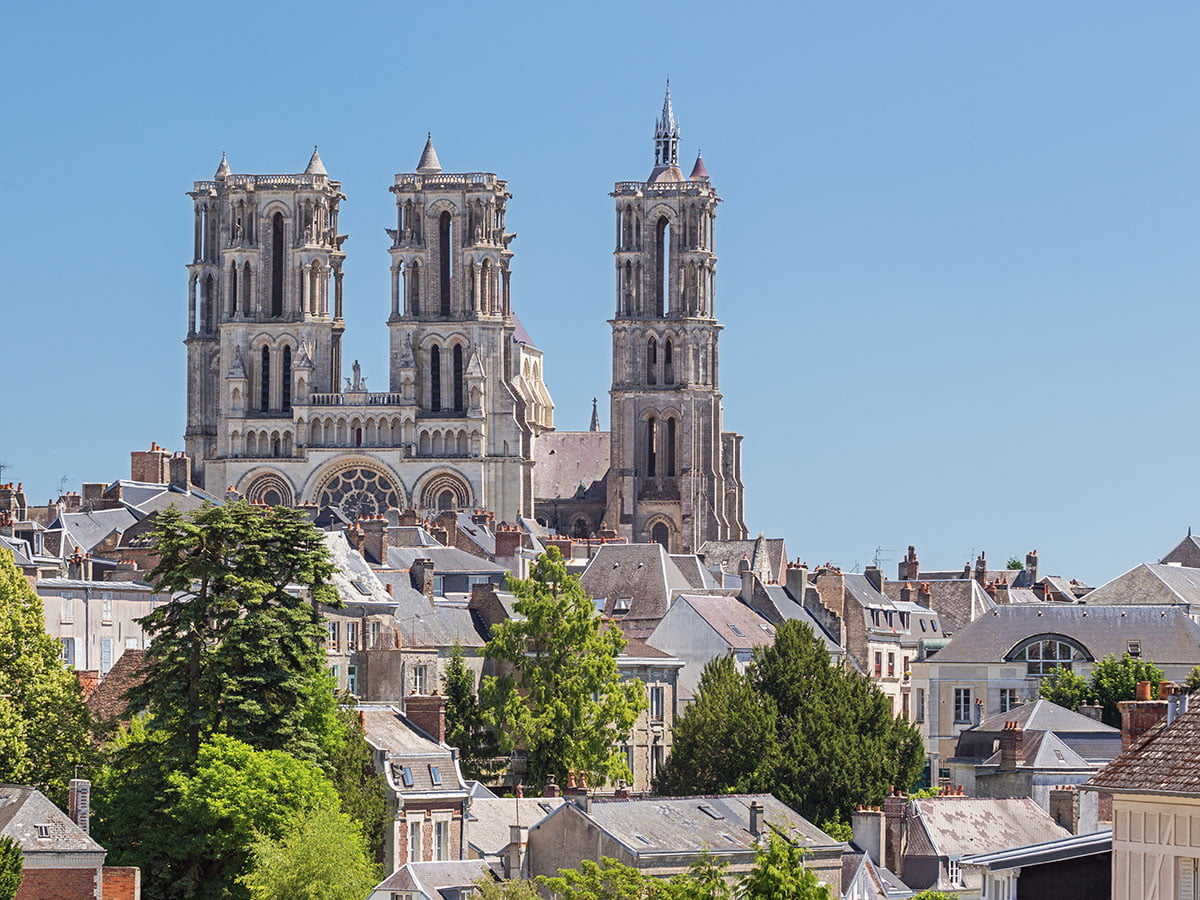 Cathédrale Notre-Dame de Laon dominant la ville.