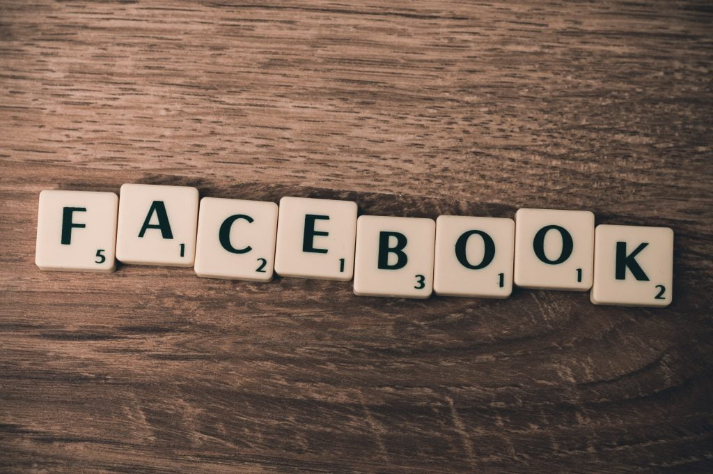 Lettres de Scrabble qui forment le mot Facebook