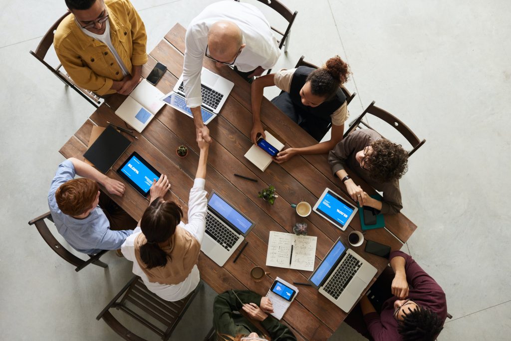 Professionnels autour d'une table qui concluent un accord