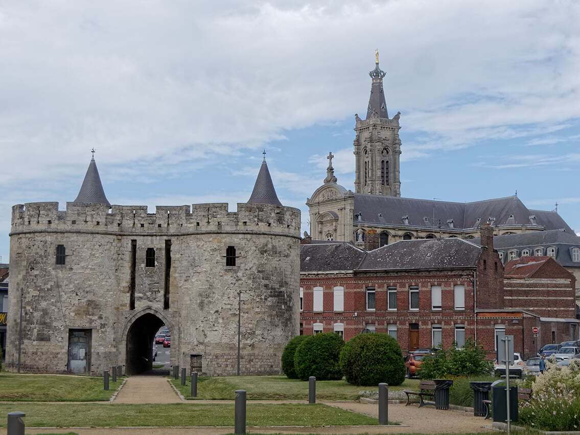 Route de Paris et cathédrale Notre-Dame à Cambrai dans le Nord - France