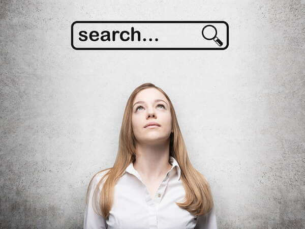 Femme regardant une barre de recherche type Google