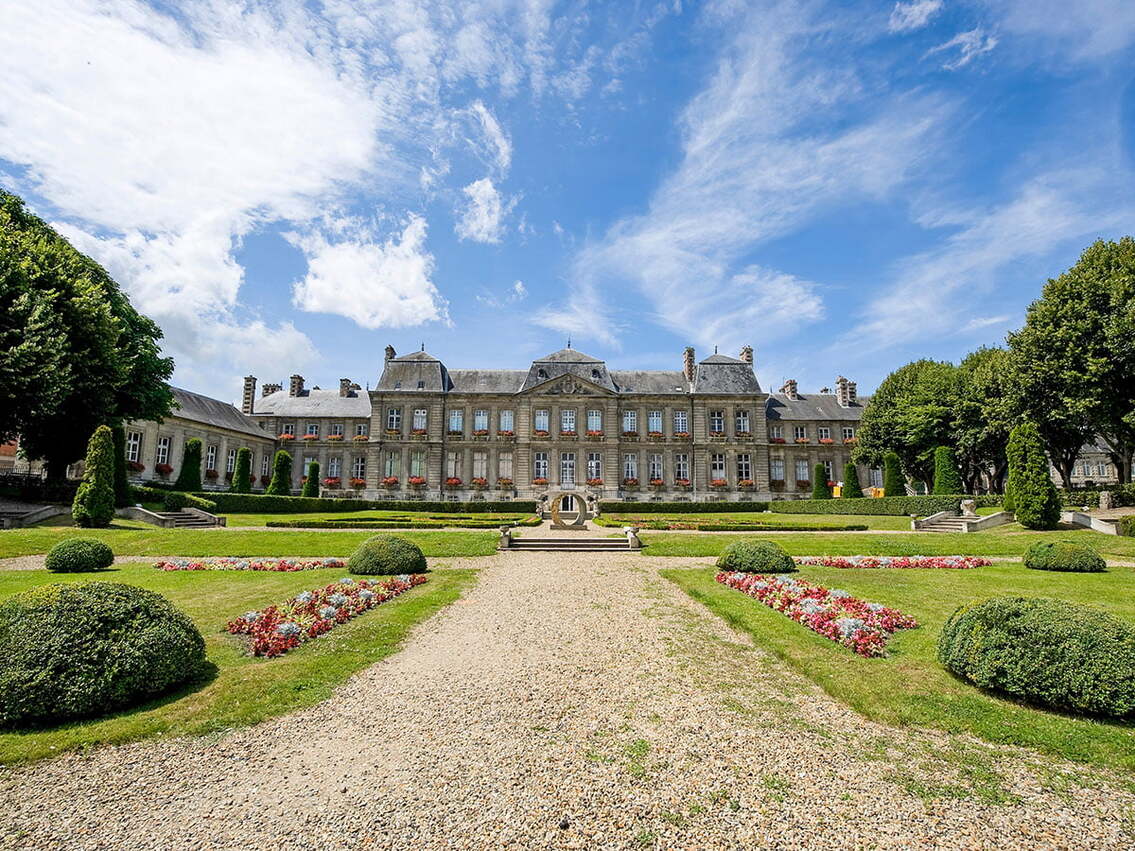 Hôtel de ville et ses jardins de Soissons dans l'Aisne