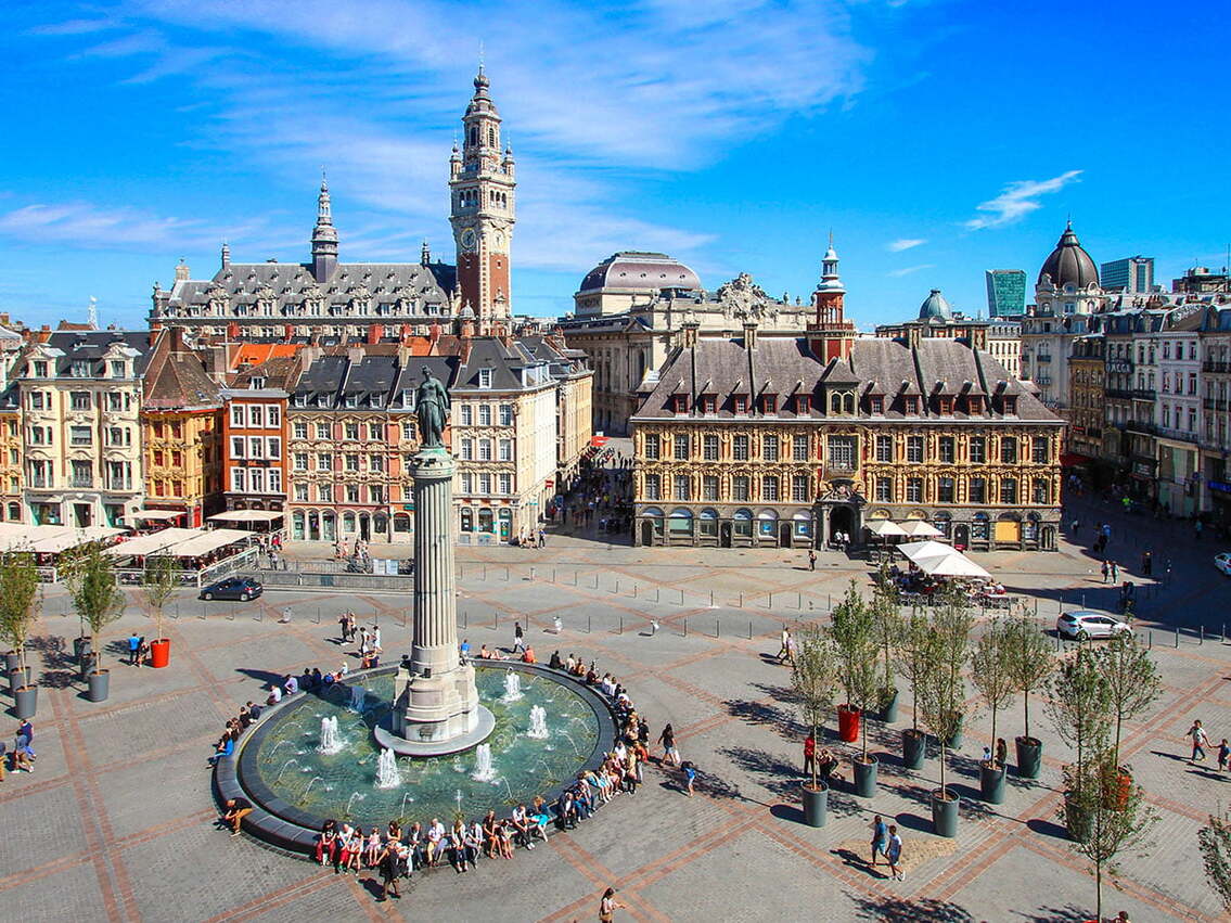 Grand Place de Lille sous un beau ciel bleu