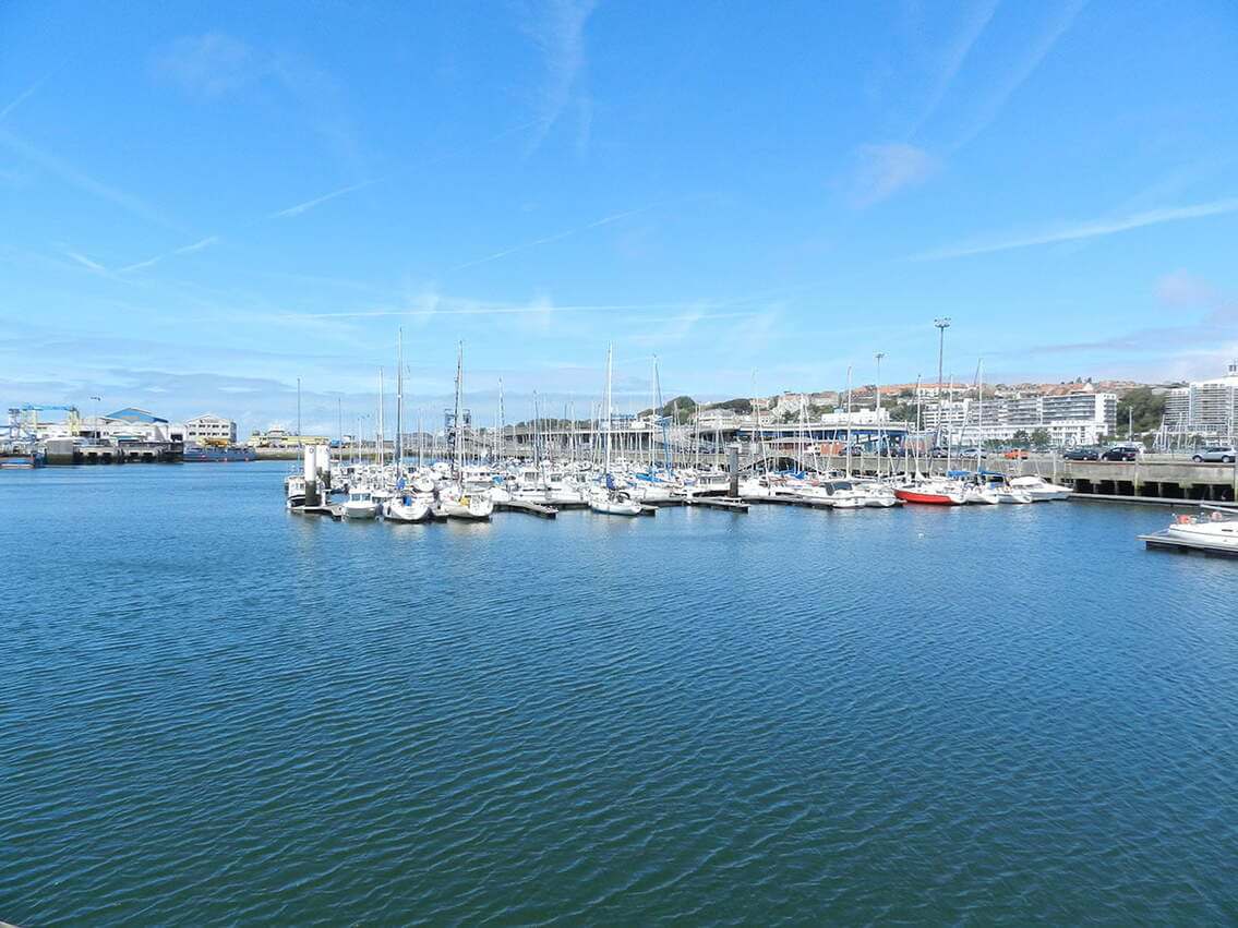 Port de Boulogne Sur Mer sous un beau ciel bleu