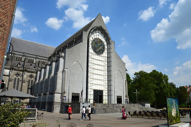 Église moderne dans un centre ville