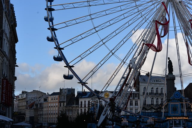 Grande roue sur une place principale